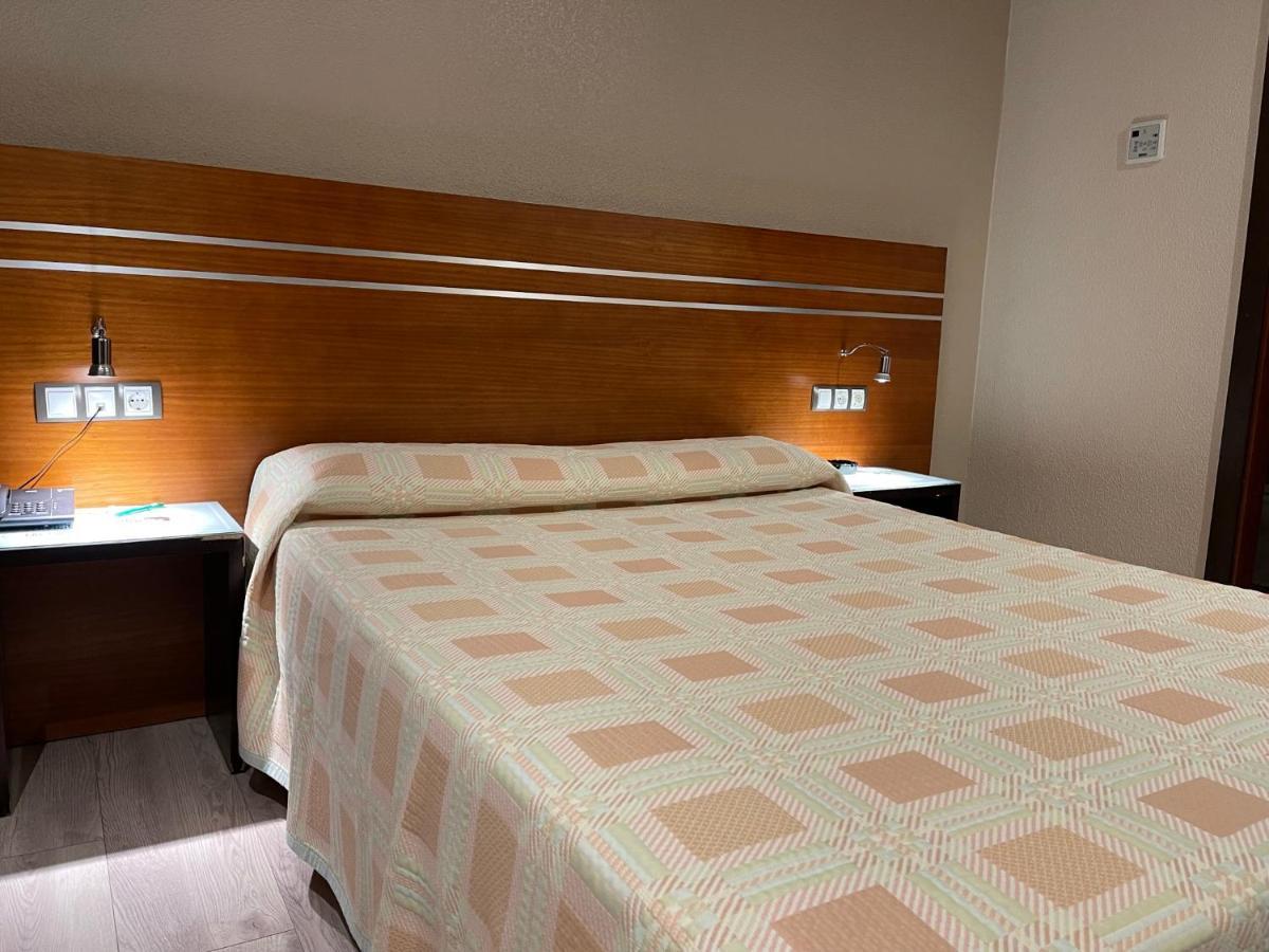 Motel Los Abedules Oviedo Kültér fotó