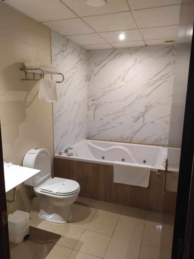 Motel Los Abedules Oviedo Kültér fotó