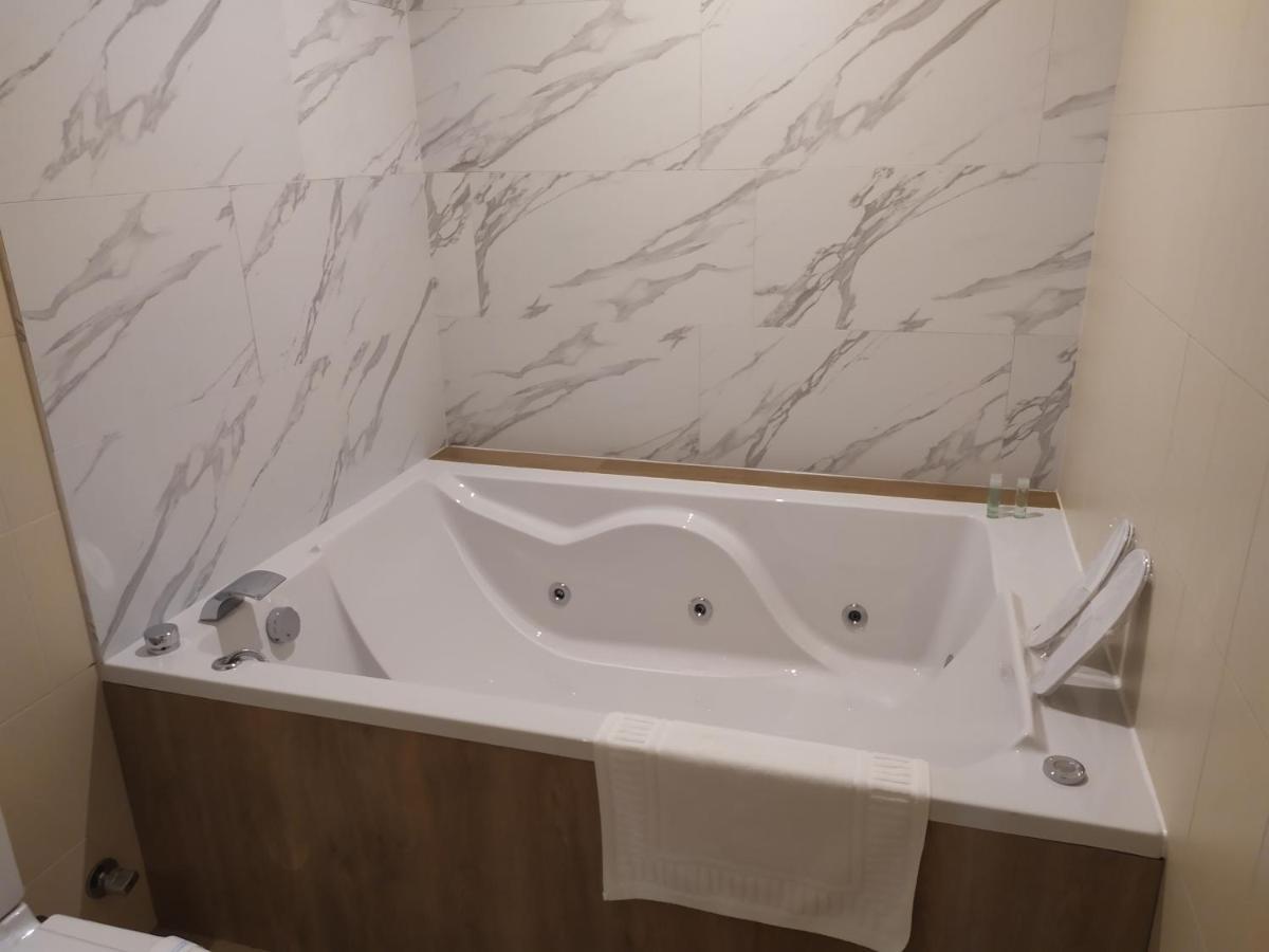 Motel Los Abedules Oviedo Kültér fotó